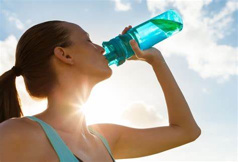 Hidratación saludable: ¿Cuántos vasos de agua se recomiendan para la salud de las mujeres?