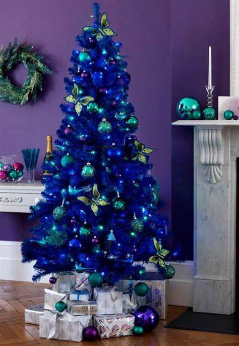 "La Elegancia del Azul Profundo en Tu Árbol de Navidad"