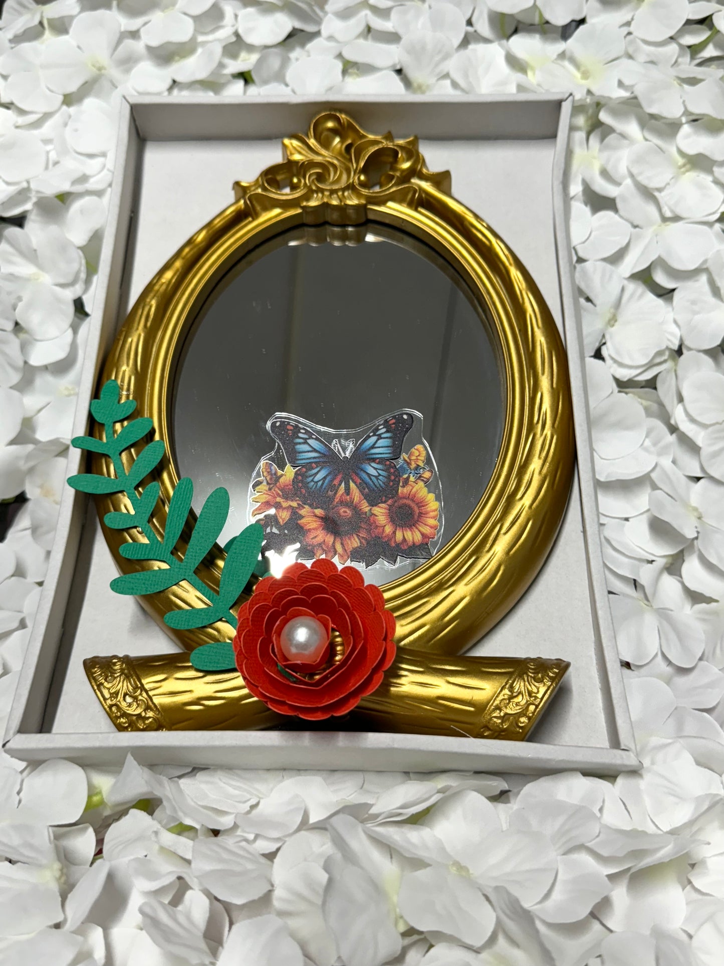 "Reflejos eternos: Espejos customizados con flores atemporales"