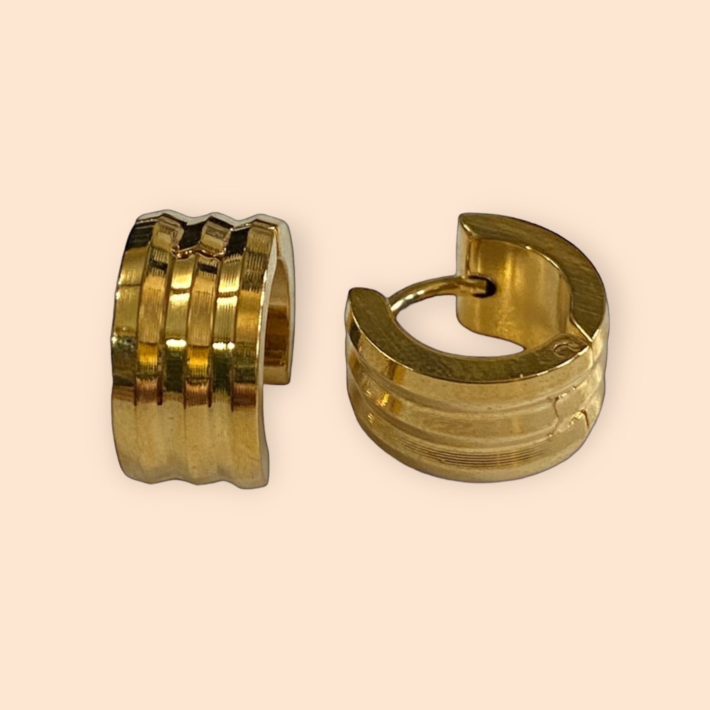 Aretes “Huggies” dorado Acero Inoxidable con Baño de oro de 18k